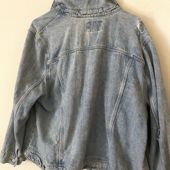 Boyfriend Ripped Light-Wash Jean Jacket - Picture 6 of 7
